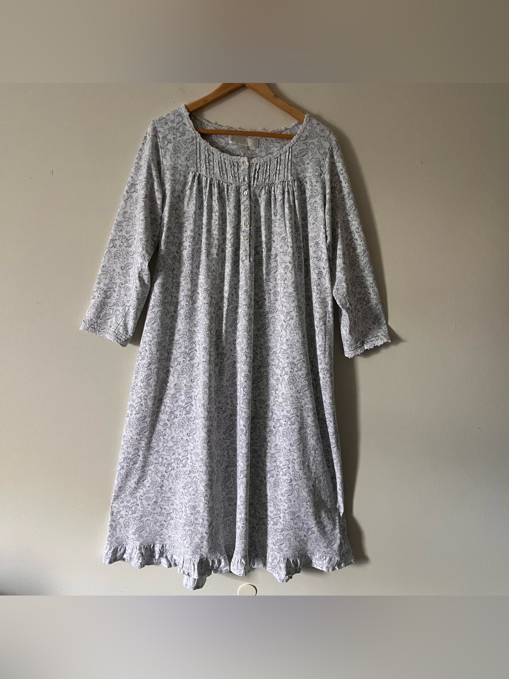 Eileen West White with Gray Paisley Full Length Long Sleeve Nightgown Medium